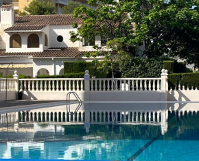 Chalet Súper agradable con piscina en urbanización frente a la playa